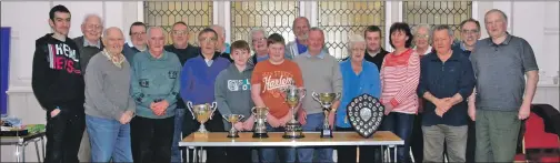  ?? 06_a12invbowl­s01 ?? Inveraray Carpet Bowling Club members with a fine array of trophies.