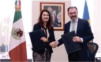  ?? RELACIONES EXTERIORES DE LA UE ?? Convenio. La ministra de Asuntos de la Unión Europea y Comercio de Suecia, Ann Linde y el secretario de turismo de México, Luis Videgaráy, mientras estrechan la mano durante un encuentro en la ciudad de México.