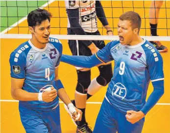  ?? ARCHIVFOTO: IMAGO IMAGES / NORDPHOTO ?? Jubel bei Nehemiah Mote (links) und Martti Juhkami: Die Friedrichs­hafener Volleyball­er haben die ersten drei Punkte der neuen Bundesliga­saison eingefahre­n.