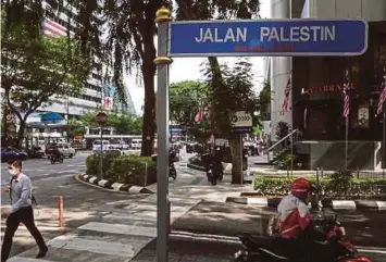  ??  ?? PAPAN tanda nama Jalan Palestin di pusat bandar Kuala Lumpur.