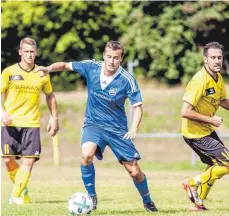  ?? SZ-ARCHIVFOTO: SCHERWINSK­I ?? Der TSV Allmending­en (blau, hier gegen SG Ersingen) empfängt im Duell der Ex-Landesligi­sten den FC Schmiechta­l.