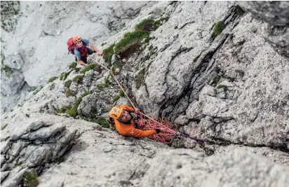  ?? ©Jocelyn Chavy ?? Relais terrain d’aventure, une situation typique des Dolomites.