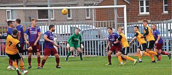  ?? Picture: Peter Langley ?? A Wick player sends a free-kick towards the Broadwell Amateurs goal in Saturday’s Gloucester­shire County League game