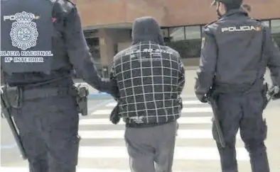  ?? POLICÍA NACIONAL ?? Momento de la detención pòr la muerte de una mujer en Torrejón de Ardoz, ayer.