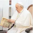  ?? FOTO: VATICAN MEDIA/CPP/IMAGO IMAGES ?? Auch der Papst benötigt Ablenkung.