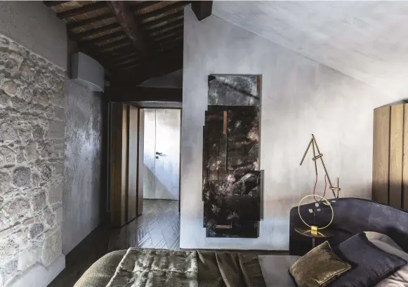  ??  ?? THIS PAGE in the main bedroom, Henge Black mirror, Noctis bed upholstere­d in Nabuck leather and Mushroom brass table by Yabu Pushelberg studio; circle sculpture by Sara Ricciardi; Henge Pipe Light-L floor lamp in burnished brass.