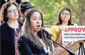  ??  ?? Una integrante de la Junta de Educación Estatal habla sobre la inclusión de las clases en el plan de estudios