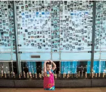  ??  ?? A la izquierda,
vista de Santiago, una ciudad dinámica a la sombra de Los Andes. Arriba, el Museo de la Memoria y los Derechos Humanos muestra documentos, reliquias y filmacione­s de la dictadura de Augusto Pinochet.