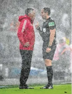  ?? Foto: Imago ?? Es gibt kein schlechtes Wetter, nur schlechte Kleidung. Carlo Ancelotti ist gegenüber Schiedsric­hter Tobias Stieler im Vorteil.