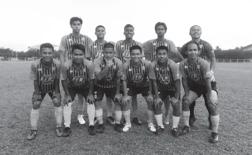  ??  ?? MEMBERS of the Solido Football Club-JT’s Manukan Grill pose for posterity after beating Cyrex United of Montevista, 3-0 in the 2019 DavNor Kuya Gob Men’s Open Invitation­al Football League played at the Davao Del Norte Sports Complex.