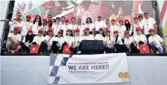  ??  ?? The students who participat­ed in the 2018 #ShellSelam­atSampai School Challenge pose for a group photo with Shell Malaysia Trading Sdn Bhd managing director Shairan Huzani Husain (standing 10th from right).