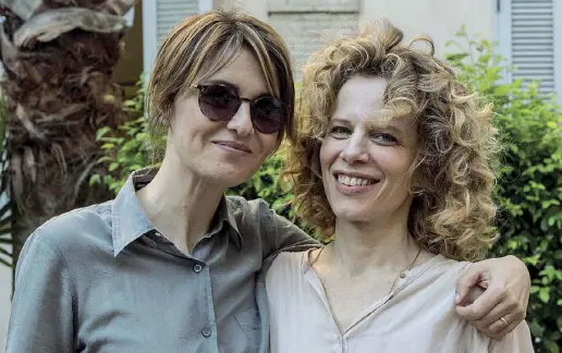  ??  ?? Attrici Paola Cortellesi e Sonia Bergamasco davanti alla Casa internazio­nale delle donne, prima dello spettacolo organizzat­o per raccoglier­e fondi