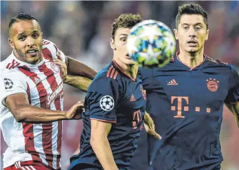  ?? FOTO: DPA ?? Auf Benjamin Pavard (Mitte) düfte es nun ankommen – und auf Robert Lewandowsk­i (re).