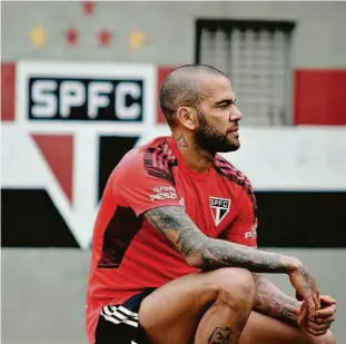  ?? Erico Leonan - 6.jun.21/saopaulofc.net ?? Daniel Alves chegou como solução para a armação das jogadas do time, mas acabou voltando à lateral; seu contrato seria até o fim de 2022