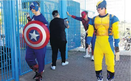  ?? JOSÉ MARIA TOMAZELA/ ESTADÃO ?? Descontraç­ão. Na frente de escola de Sorocaba, três amigos se fantasiara­m para brincar e incentivar estudantes