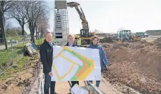  ?? RP-FOTO: KAISER ?? Klaus Herrmann, Patricia Schürmann und Gertrud Klinger (v.l.n.r.) stellten gestern die Pläne für den letzten Abschnitt im Neubaugebi­et vor.