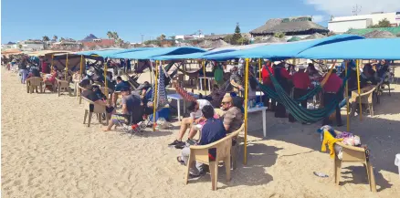  ?? ?? l Bahía de Kino recibió a miles de personas que acudieron a relajarse en este fin de semana largo.