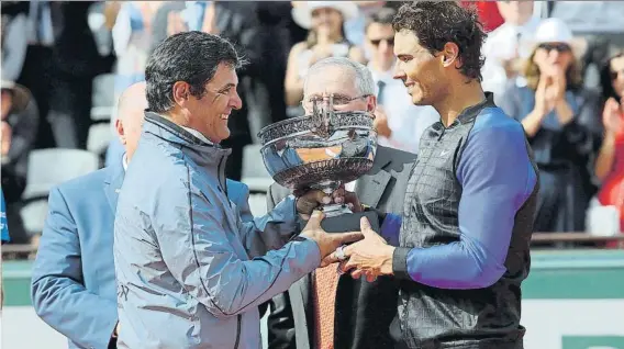  ?? FOTO: ALFONSO JIMÉNEZ VALERO ?? Con Rafa Nadal en el último Roland Garros. Toni Nadal tuvo el honor de entregar la décima Copa de los Mosquetero­s a su sobrino en la tierra batida de París