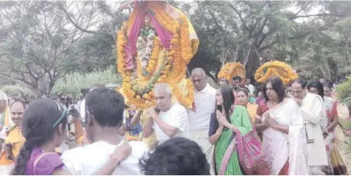  ?? Subry Govender ?? DEVOTEES participat­ing in the Kavady ceremony at Umdloti Drift Temple in Verulam, north of Durban, Kwazulu-natal.