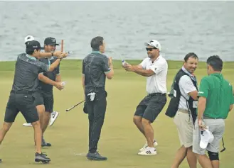  ?? / @ASIANTOURG­OLF ?? Latinos. Niemann y Pereira mojan al mexicano Ortiz, campeón en Omán.