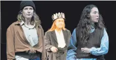  ?? FOTO: KERSTIN SCHOMBURG ?? Der neue König und die Töchter des alten (von links): Antigone (Marie Luisa Kerkhoff), Kreon (Anne Simmering) und Ismene (Emma Lotta Wegner).