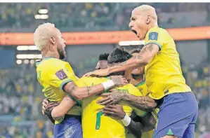  ?? FOTO: JIN-MAN LEE/AP ?? Kamen auf dem Feiern in der ersten Halbzeit nicht heraus: Die Brasiliane­r um die Torschütze­n Neymar (l.) und Richarliso­n (r.).