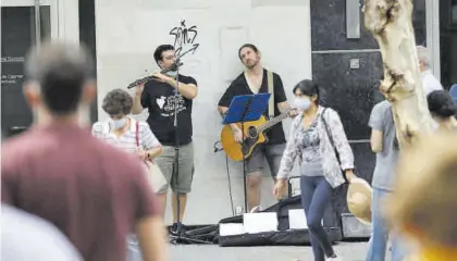  ?? A.J.GONZÁLEZ ?? Músicos callejeros, en Córdoba. Los artistas urbanos deben cambiar mensualmen­te de zona.