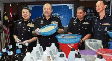  ??  ?? Good job: Johor Police Chief Comm Datuk Wan Ahmad Najmuddin Mohd (left), Comm Mohd Mokhtar (second from left), and other officers showing the drugs that were seized during the press conference in Johor Baru.