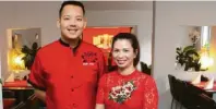  ?? Foto: Brigitte Fregin ?? Thi Kim Ngan Vu ist die neue Inhaberin des Restaurant­s Mai Mai in Bobingen. Hier im Bild mit Mitarbeite­r Phan Anh Lohmann.