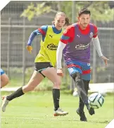  ?? ?? El partido fue amistoso, pero se vivió intensamen­te en la cancha de prácticas.