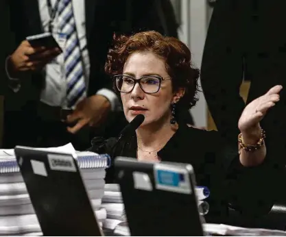  ?? Gabriela Biló - 18.out.23/Folhapress ?? A deputada federal Carla Zambelli (PL-SP) participa de sessão de CPI no Senado