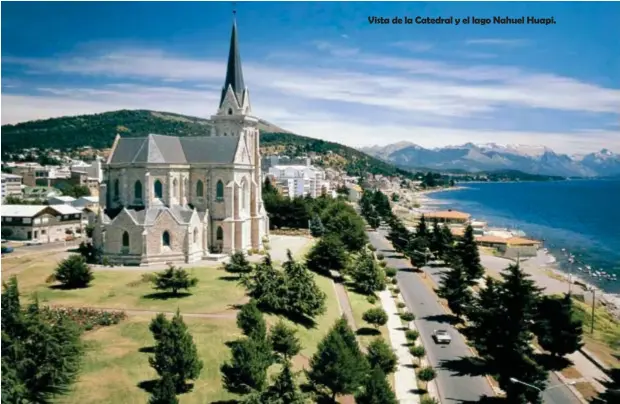  ??  ?? Vista de la Catedral y el lago Nahuel Huapi.