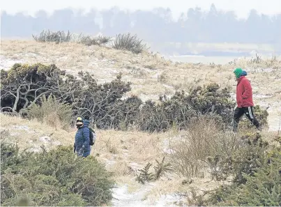  ?? Picture: George McLuskie. ?? Volunteers scour the Old Course in the search for student Duncan Sim.