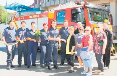  ?? Photo / Dean Taylor ?? Pam Howell hands over donation to Lochie Rollinson of Te Awamutu Volunteer Fire Brigade, alongside fellow Council Car Boot Sale committee members Keith Norris, Pam Chitty and Gaye Hutton. Other donation recipients were Te Awamutu Citizens Advice Bureau, represente­d by Jill Broom (in blue, centre) and Waitomo Waipa Women's Refuge, represente­d by Kay Walshaw (right).