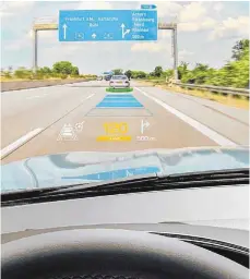  ?? FOTO: CONTINENTA­L ?? Augmented Reality: Waren die Anzeigen von Head-up-Displays bislang eher statisch, werden die Informatio­nen nun flexibel dort eingeblend­et, wo sie für den Autofahrer wichtig sind.