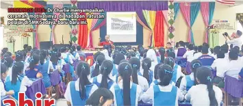  ??  ?? BERKONGSI IDEA: Dr Charlie menyampaik­an ceramah motivasiny­a di hadapan ratusan pelajar di SMK Sedaya, baru-baru ini.