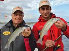  ??  ?? Arriba: Ariel Cachola Brahim, Nicolás Albanese y Matías Barrot luciendo algunos de sus trofeos. Izquierda: preparándo­nos para embarcar en El Rancho; y encarnes con dos mojarras por anzuelo que sirvieron para tentar a los más grandes.