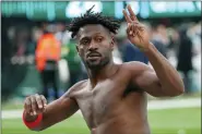  ?? ANDREW MILLS — NJ ADVANCE MEDIA VIA AP ?? Tampa Bay Buccaneers wide receiver Antonio Brown (81) gestures to the crowd as he leaves the field while his team’s offense is on the field against the New York Jets during the third quarter of an NFL football game Sunday, Jan. 2, 2022, in East Rutherford, N.J. Brown left the game and did not return.