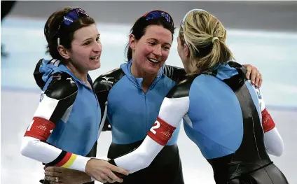  ??  ?? An der Seite von Claudia Pechstein (Mitte) und Anni Friesinger (rechts) holte die Erfurterin Daniela Anschütz-Thoms bei den Winterspie­len  in Turin ihren ersten Olympiasie­g.