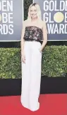  ??  ?? Margot Robbie llevó un “strapless top” con brillo y falda recta blanca de Chanel, una selección que fue a la par la máxima de moda “less is more”.