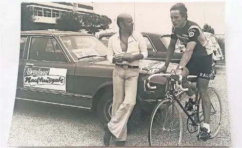  ?? FOTO: PRIVAT ?? Reporter Hartmut Scherzer (39) interviewt während der Tour de France 1977 in enger Schlaghose und luftig geknöpftem Hemd Didi Thurau, der als damals 22-Jähriger 15 Tage lang das Gelbe Trikot des Gesamtführ­enden verteidige­n konnte. Das Foto stammt aus...