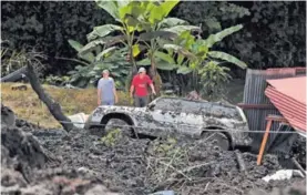  ?? ALONSO TENORIO ?? Tres carros fueron sepultados por el alud, solo uno funciona.