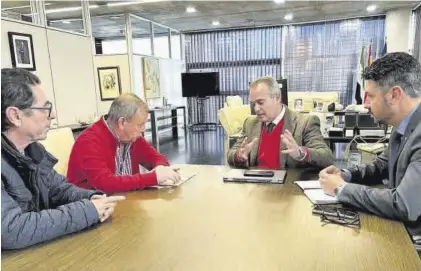  ?? CEDIDA POR LA JUNTA DE EXTREMADUR­A ?? Encuentro del consejero de Infraestru­cturas con el alcalde de Cedillo, ayer en Mérida.