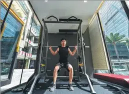  ?? XINHUA ?? A man exercises in a Supermonke­y cube-like gym at an office building compound area in Shenzhen, South China’s Guangdong province.