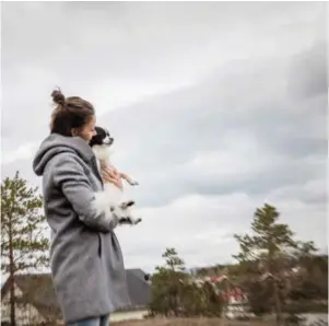  ??  ?? ←
Tilflytter. Elisabeth Klevstad har bodd i Tysfjord siden 2011, men er opprinneli­g fra Nord-Troms.