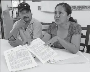  ??  ?? Los profesores Andrés Mijangos Solís y Lucero Sánchez Aldana presentan los documentos de amparos