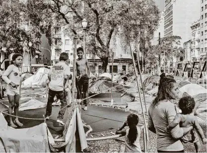  ?? Eduardo Anizelli/ Folhapress ?? Desabrigad­os ocupam o largo do Paissandu, na República (região central); prefeitura pretende fazer vistorias em 27 prédios da capital para diminuir o risco de novos incêndios, como o ocorrido há três meses