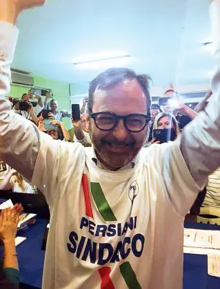  ??  ?? L’esultanza di Francesco Persiani dopo la vittoria di domenica notte L’avvocato spezino è il nuovo sindaco di Massa