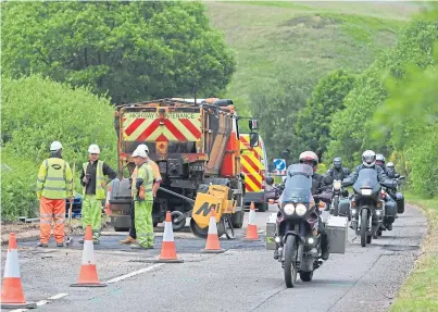  ?? Picture: Phil Hannah. ?? A burst water pipe caused flooding on the A823 Muckhart to Gleneagles road meaning that Scottish Water engineers had to carry out complex repairs.