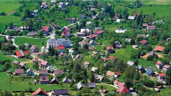  ?? FOTO ČTK A MAFRA ?? Vydejte se do Poniklé na exkurzi třeba hned. Manufaktur­a má otevřeno celý rok včetně víkendů a na Vánoce se tu klidně můžete začít těšit v horkých letních dnech.